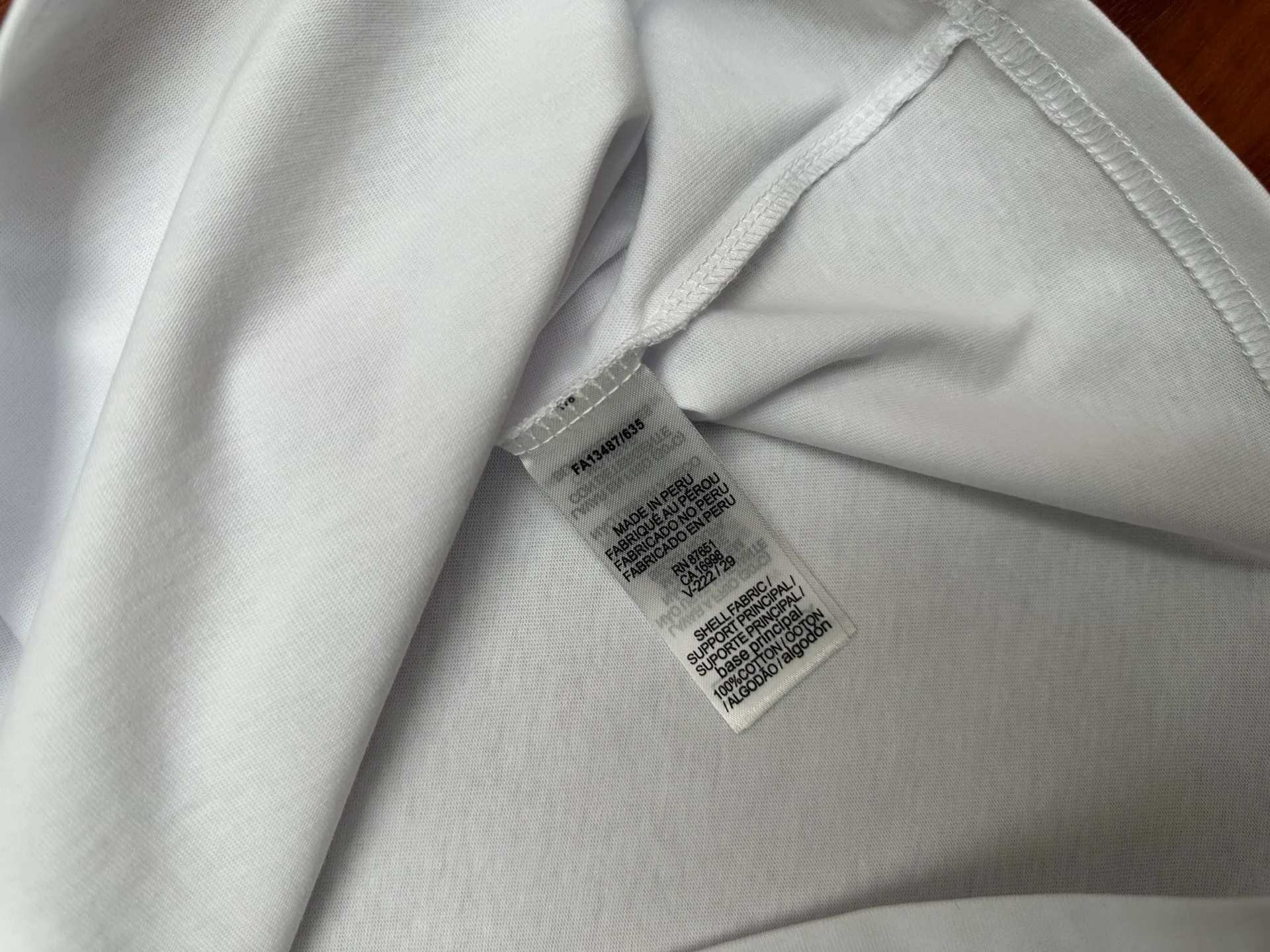 🔥P95💰LACOSTE/French Crocodile 2026 Spring and Summer New Arrival simple letter printed silicone fish short-sleeved T-shirt. Selected 230 grams of 100% cotton fabric, skin-friendly and breathable, full of drape, comfortable and unrestricted for daily wear. The wiring is neat, the texture is comparable to that of a counter, and the price/performance ratio is excellent. The brand letter printing on the front brings visual impact, and the gradient Color Change design breaks the monotony and is full of personality. Paired with the Classic silicone crocodile logo, it highlights the brand style in a low-key manner. Complete with three labels and branded accessories, each model has its own sense of luxury. Whether paired with jeans or sweatpants, you can wear it with a light and luxurious feel, Quality's benchmark counter! Color: Black, White, Navy Blue Size: S M L XL